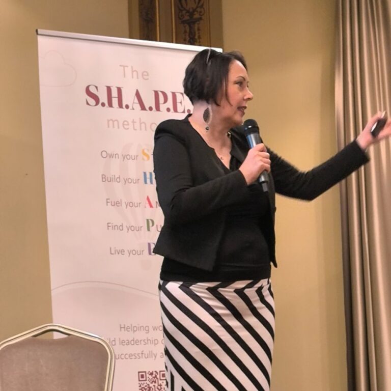 Pach Gabriella előadás közben